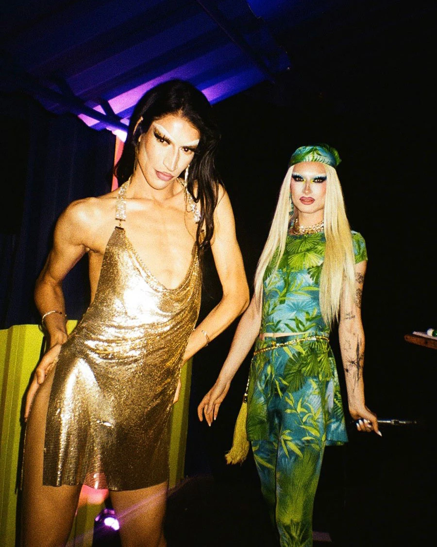 Berlin Drag Queens Karlie Kant und Yvonne Nightstand bei Dünn und Doof Show Performance