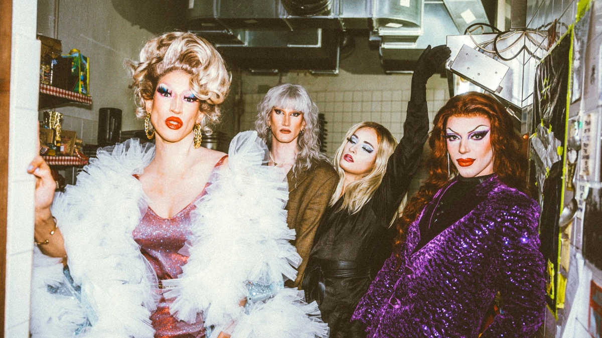 Provokant queere Drag Show Saarbrücken Karlie Kant Performance auf der Bühne