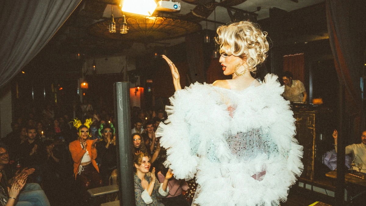 Karlie Kant Drag Queen bei Provokant Show im Jules Verne Saarbrücken